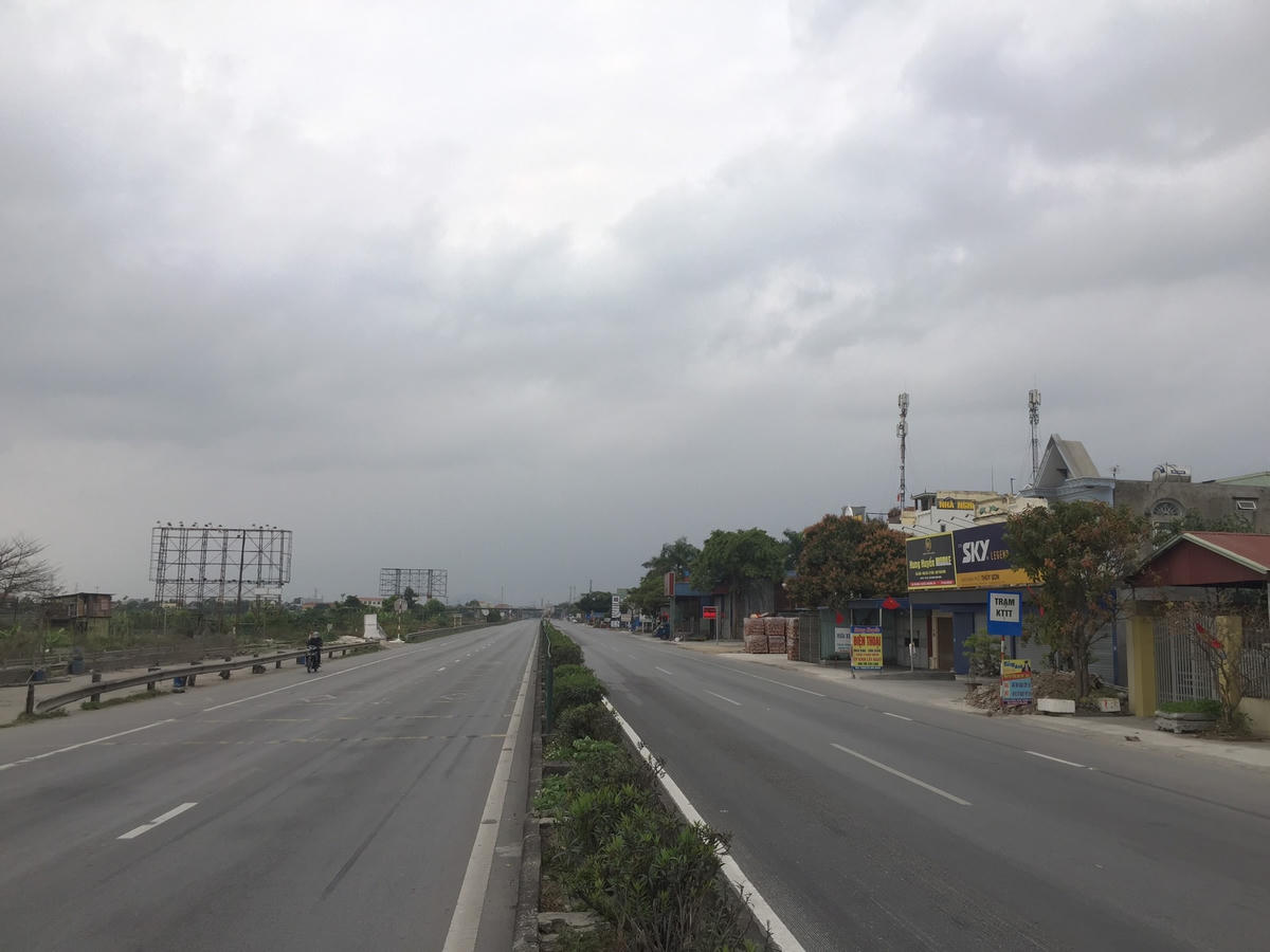Đường phố Hải Phòng vắng vẻ trong ngày thực hiện giãn cách xã hội.