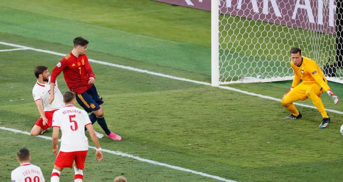 Morata "tự giải tỏa" bằng cách ghi bàn.