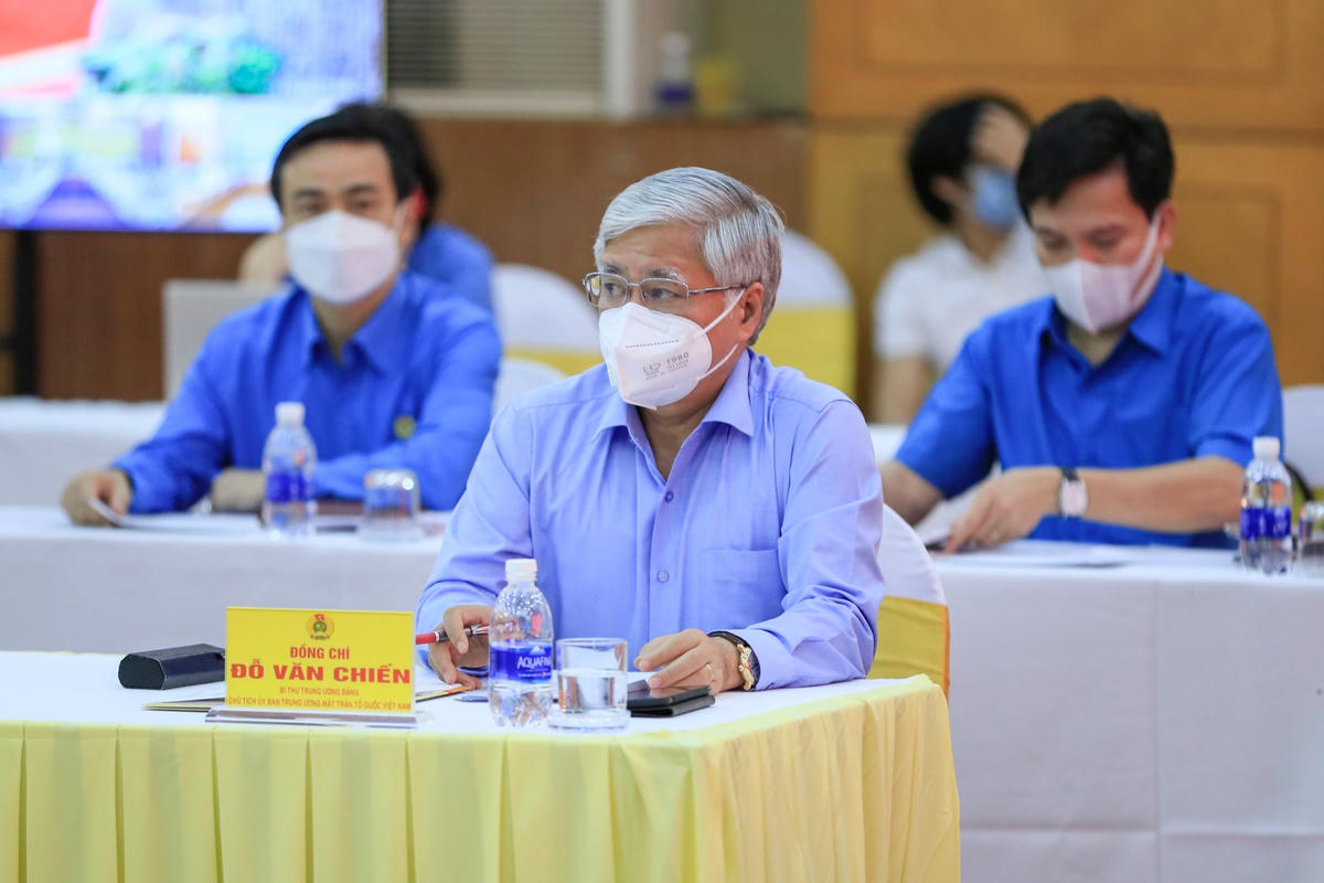 Chủ tịch Đỗ Văn Chiến cùng các đại biểu tham dự Hội nghị.