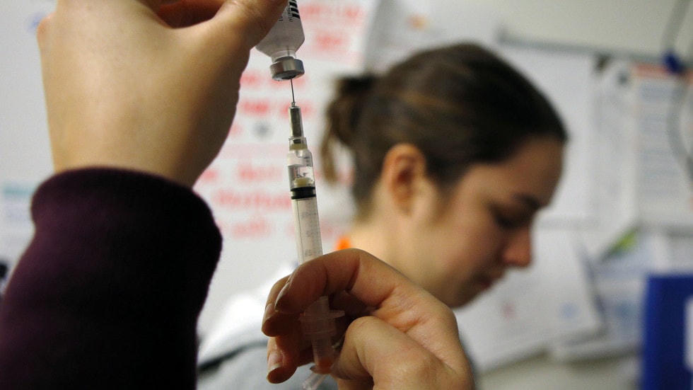 Tiêm vaccine ngừa Covid-19 trên người tình nguyện ở Mỹ.