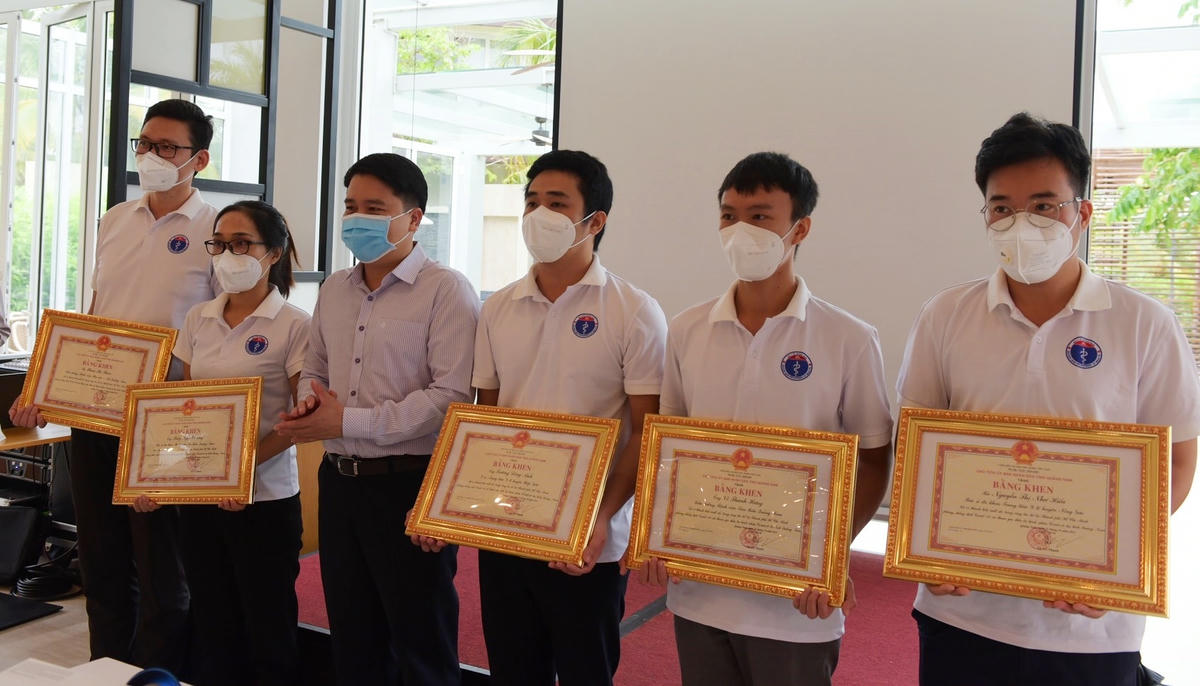 Ông Trần Văn Tân tặng Bằng khen của UBND tỉnh cho các cá nhân trong đoàn.