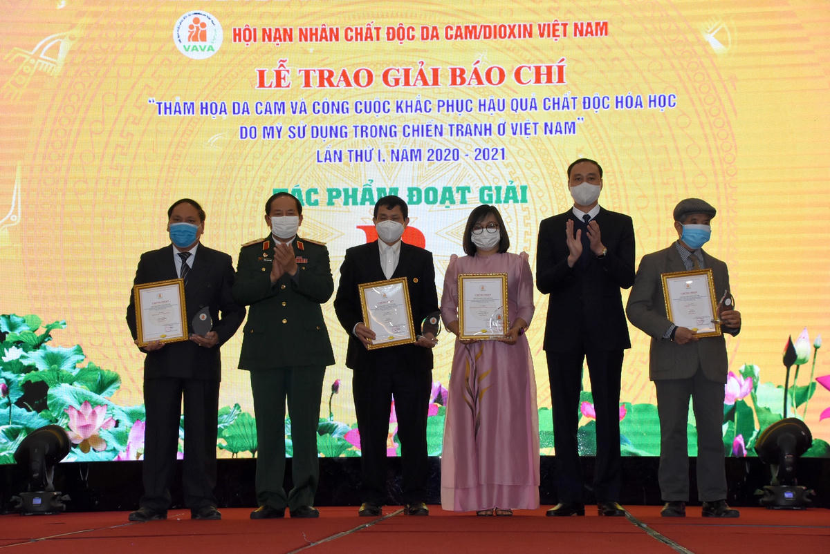 Phó Chủ tịch Phùng Khánh Tài trao giải B cho các tác giả, nhóm tác giả đoạt giải.
