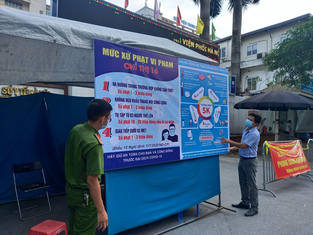 Lực lượng công an phường Thanh Nhàn, quận Hai Bà Trưng đã có dựng chốt kiểm soát tại cổng BV Phổi Hà Nội.