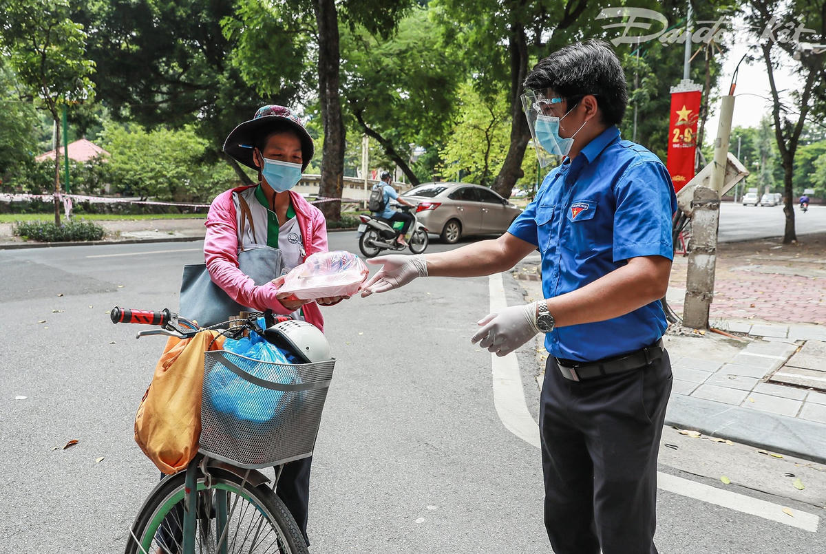 [ẢNH] 10.000 suất cơm sẽ đến với 3.000 người có hoàn cảnh ngặt nghèo trong đại dịch Covid-19