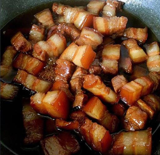 Dùng đũa đảo vài lượt, tiếp tục đun thêm 15 phút hoặc cho tới khi thấy nước rút gần hết, đặc sệt lại.
