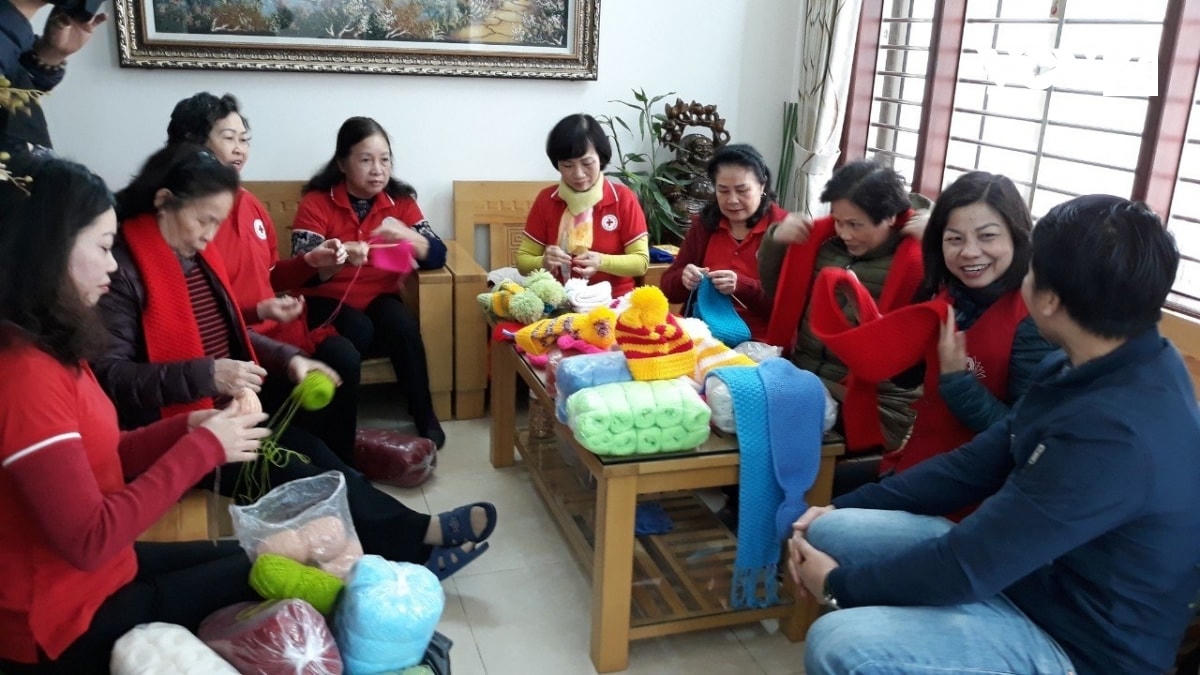 Các bà các chị Tổ đan len tự bỏ tiền túi ra mua len, đan tặng trẻ em vùng cao.  