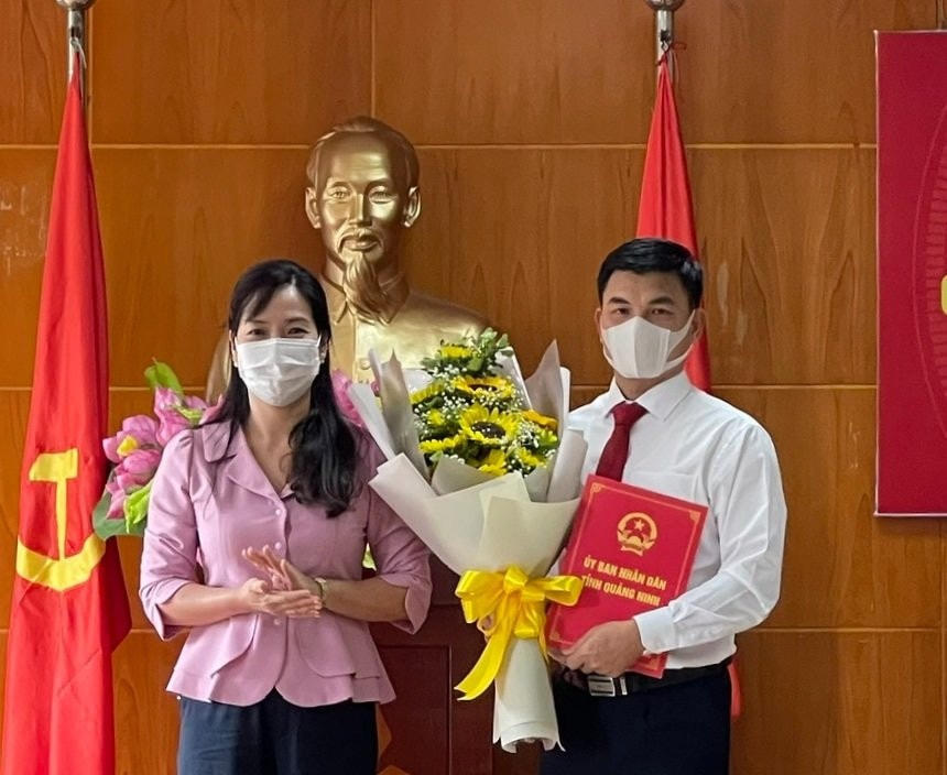 Bà Nguyễn Thị Hạnh, Phó Chủ tịch UBND tỉnh, trao quyết định của UBND tỉnh cho ông Nguyễn Mạnh Hà. Ảnh: BQN.