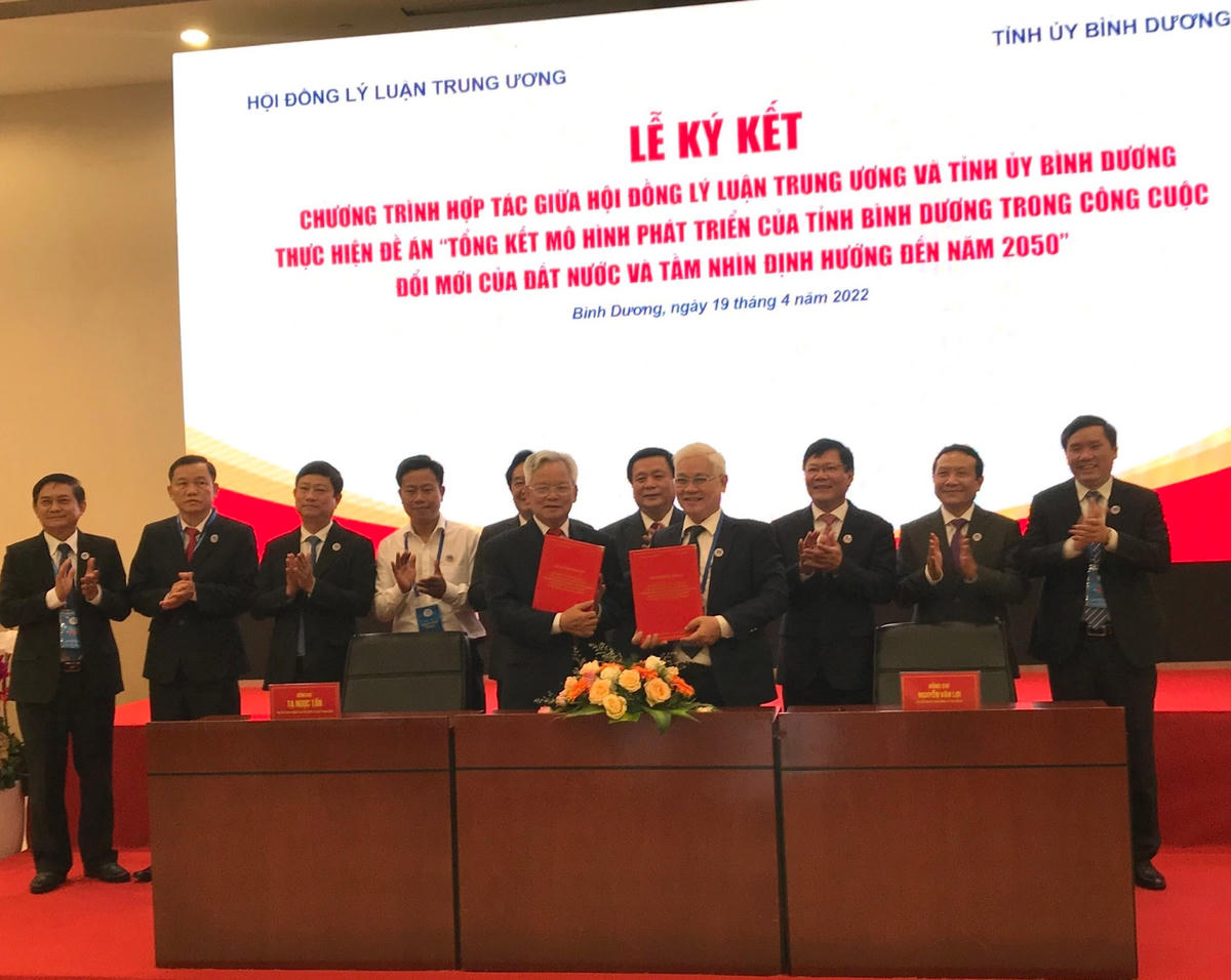 GS.TS Nguyễn Xuân Thắng cùng các đại biểu chứng kết lễ ký kết.