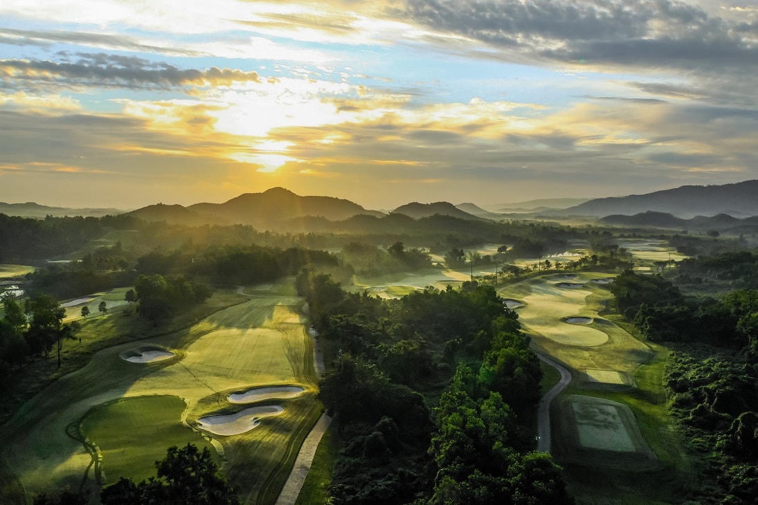 Ba Na Hills Golf dưới ánh bình minh.
