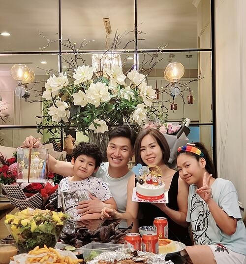 Bình luận hài hước liên quan đến bộ phim “Hương vị tình thân”, diễn viên Mạnh Trường viết: "Sau khi phát hiện ra bộ mặt thật của em Thiên Nga 'ngày đọc sách, tối đi bar', shark Long đã nhận ra tình cảm mình dành cho Nam và muốn nối lại tình xưa. Thật buồn là Nam nhất quyết không đồng ý nên shark Long quyết tâm về quê lấy vợ. Thời gian thấm thoát thoi đưa, 10 năm sau, shark Long giờ đã yên bề gia thất bên vợ đẹp và con khôn...".  