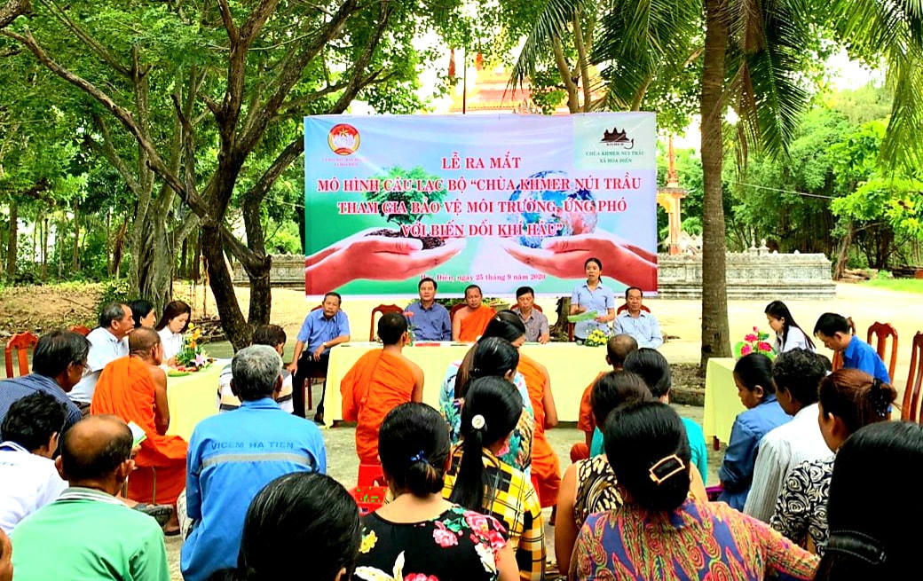 Ra mắt mô hình CLB Chùa Khmer giữ gìn vệ sinh môi trường.