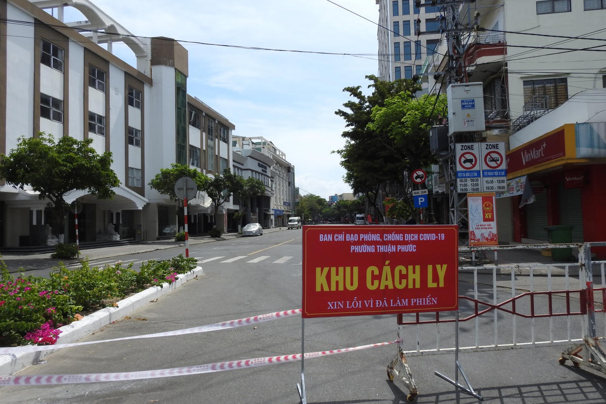 Đường Đống Đa, phường Thuận Phước (Đà Nẵng) nơi gia đình Giám đốc Sở Tư pháp V.T.N.H. sinh sống, được cách ly, phong tỏa. Ảnh:  Bình Nguyên.