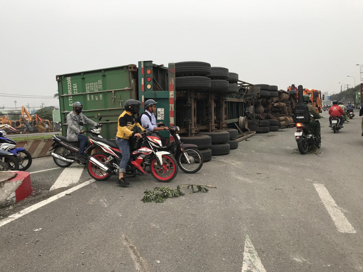 Xe container lật nhà trên quốc lộ 1.