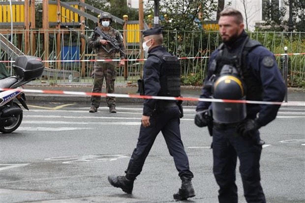Cảnh sát phong tỏa hiện trường vụ tấn công bằng dao gần văn phòng cũ của báo Charlie Hebdo ở thủ đô Paris, Pháp ngày 25/9/2020. (Ảnh: AFP/TTXVN).
