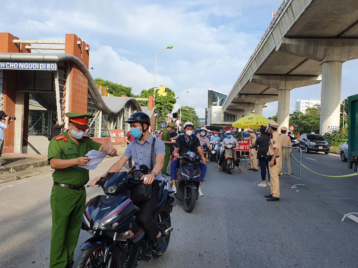 [ẢNH] Chốt kiểm soát Cầu Diễn 'hạ nhiệt', rất ít người có giấy đi đường mới