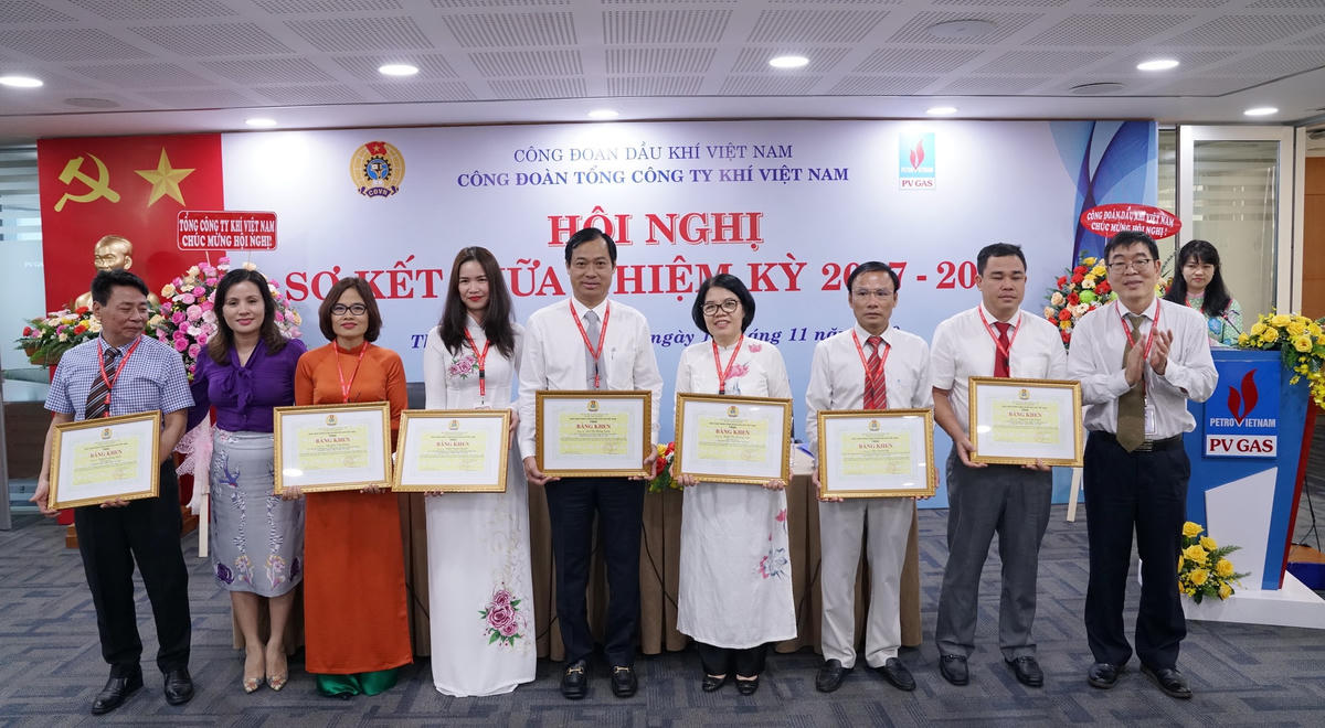 Khen thưởng cán bộ công đoàn xuất sắc cấp ngành