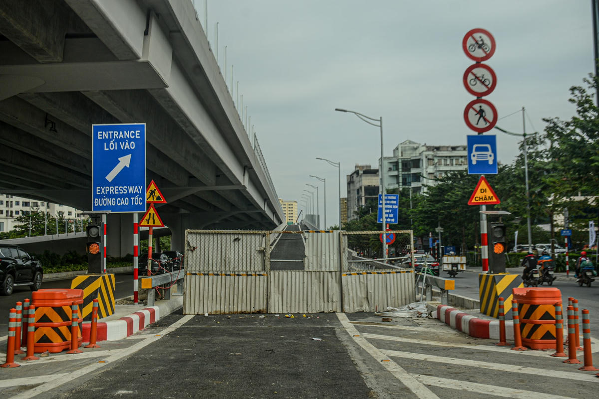 Hiện 6 nhánh lên xuống đã được thiết lập đầy đủ hệ thống biển báo tại các khu vực, ngã tư Hoàng Quốc Việt, ngã tư Cổ Nhuế và điểm đầu Nam Thăng Long.