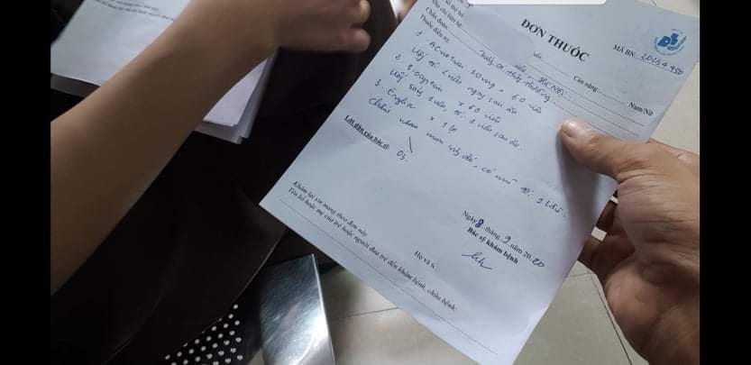 Đơn thuốc viết tay có kê thực phẩm chức năng của bác sĩ T..