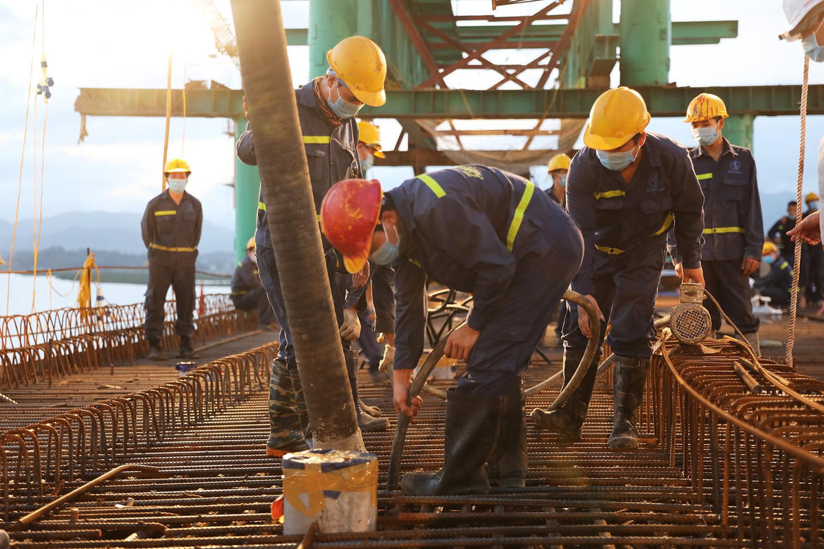 Thi công hợp long nhịp chính đầu tiên cầu Cửa Lục 1. Ảnh: Báo Quảng Ninh.