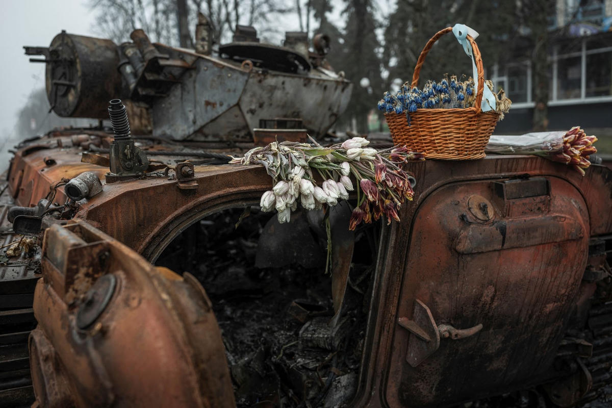 Xe chiến đấu bộ binh BMP-2 của Ukraine bị hư hại ở thị trấn Makariv, vùng Kiev, Ukraine. Ảnh: Reuters.