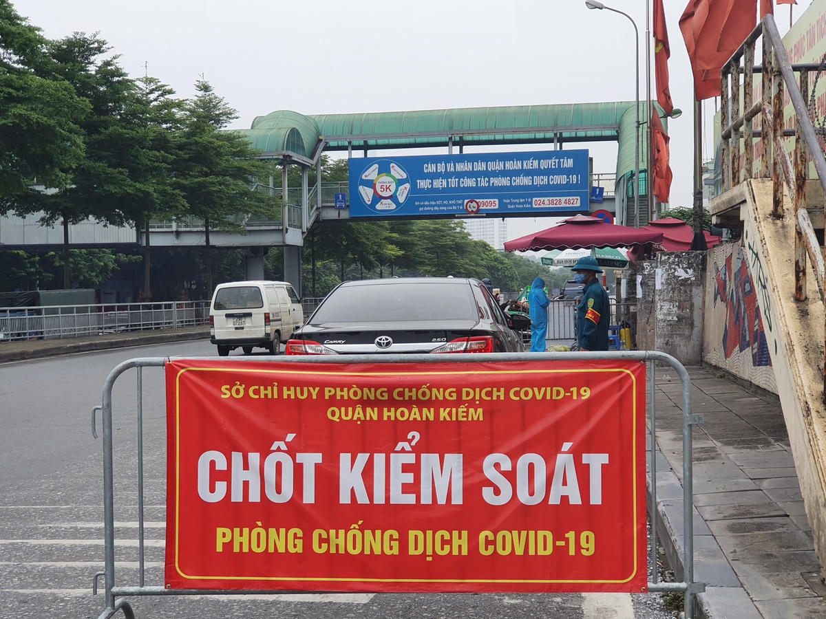 Mới đây, Chủ tịch UBND quận Hoàn Kiếm (Hà Nội) quyết định tiếp tục cách ly y tế tại địa bàn dân cư phường Chương Dương.Theo đó, thời gian áp dụng là 14 ngày, kể từ 0h ngày 14/8 đến 0h ngày 28/8.