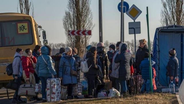 Người dân Ukraine sơ tán ở vùng Donetsk. Ảnh: Andrey Borodulin / AFP / Getty Images.