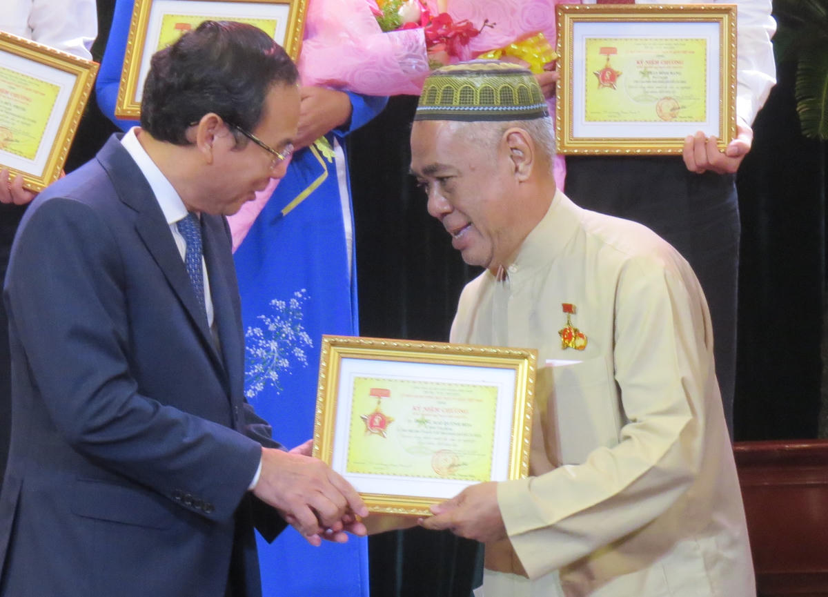 Ông Nguyễn Văn Nên, Bí thư Trung ương Đảng, Bí thư Thành uỷ TP HCM trao Kỷ niệm chương "Vì sự nghiệp đại đoàn kết dân tộc".