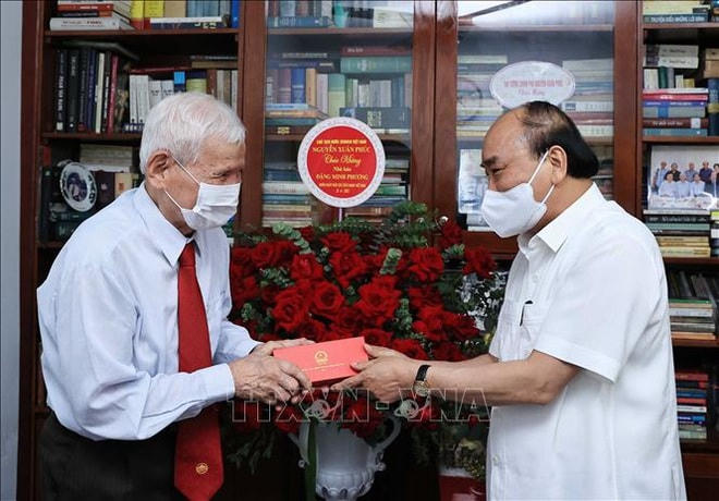 Chủ tịch nước thăm một số nhà báo, gia đình nhà báo lão thành