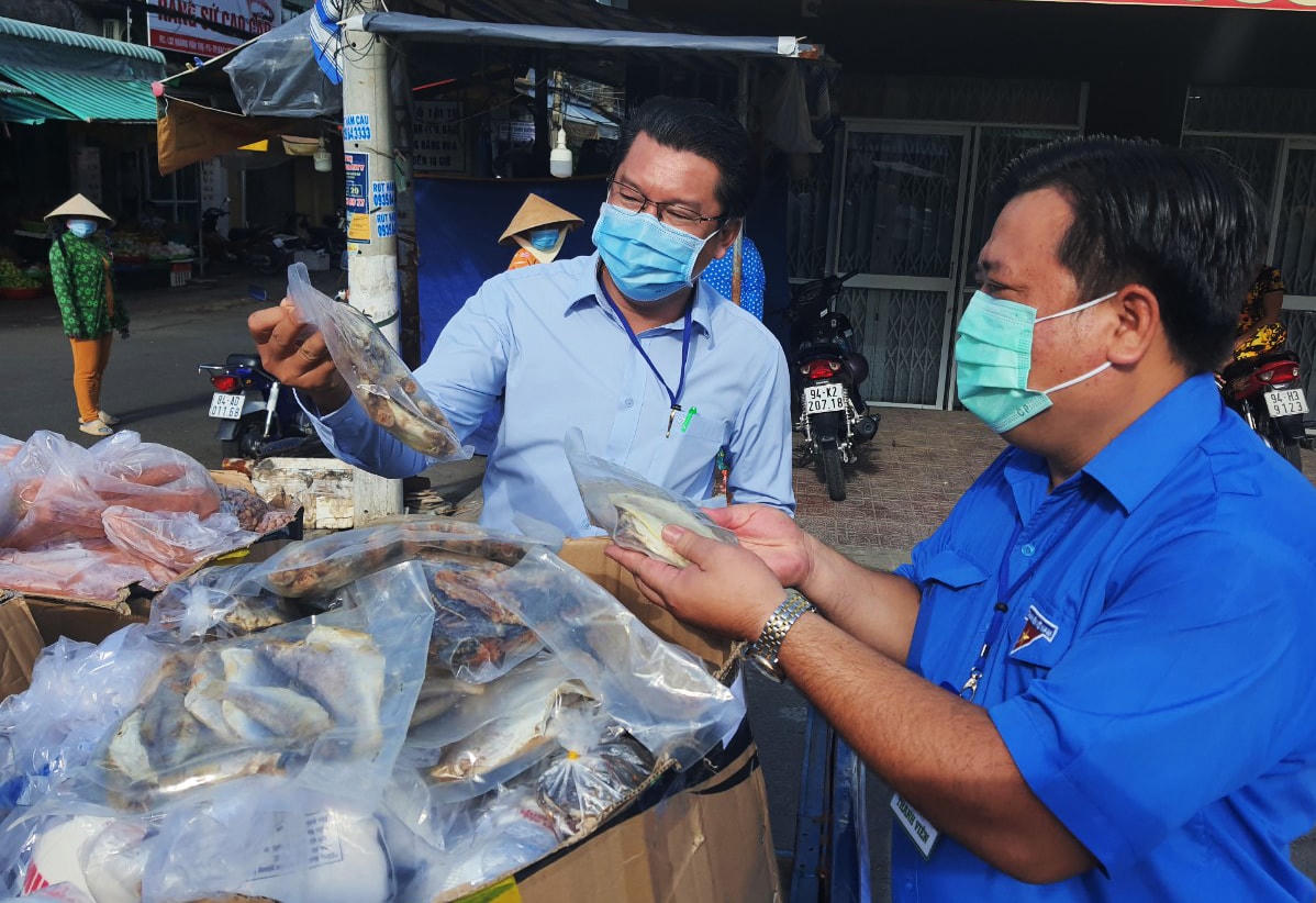 Người dân có gì ủng hộ cái đó như cá khô, lạc...