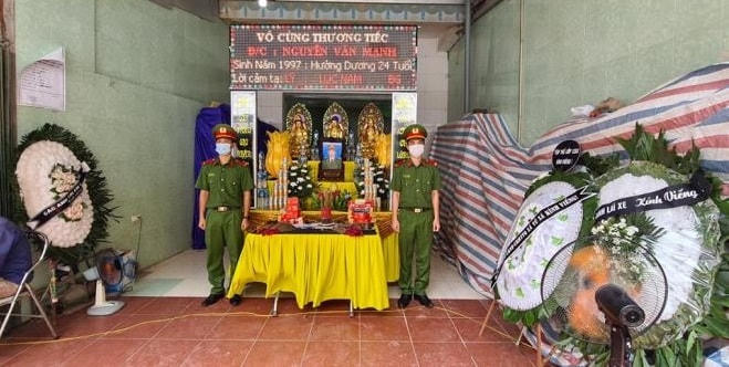 Gia đình và đơn vị tổ chức lễ tang cho chiến sỹ hy sinh Nguyễn Văn Mạnh.
