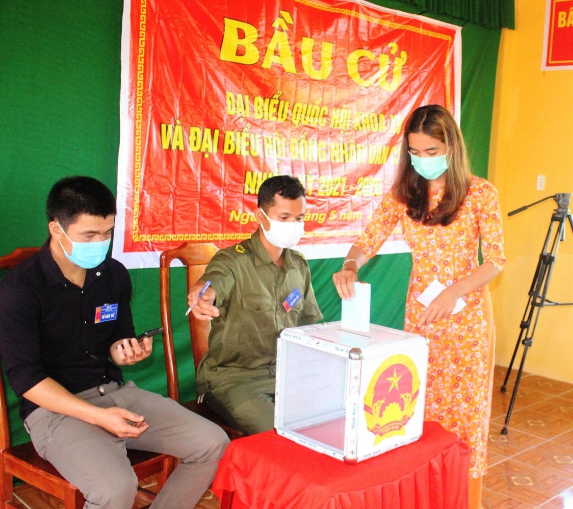 Cử tri thôn 48, xã Đắc Pring thực hiện quyền bỏ phiếu.
