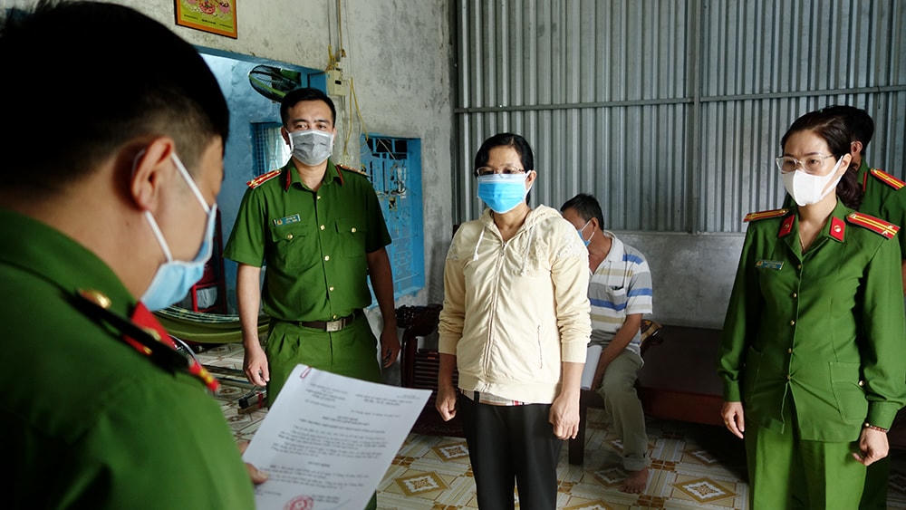 Lực lượng Công an thi hành lệnh bắt tạm giam và khám xét chỗ ở của bị can Võ Thụy Ái Diễm. Ảnh: Tiếm Tầm