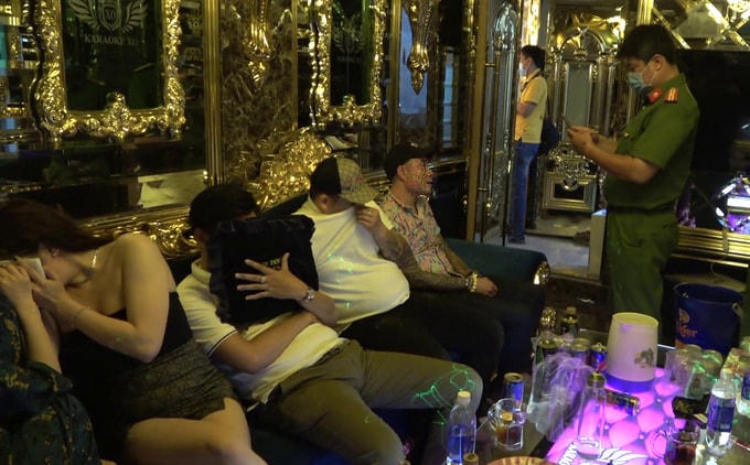 Cảnh sát kiểm tra karaoke X.O, tìm ma túy. Ảnh: Hồ Nam.