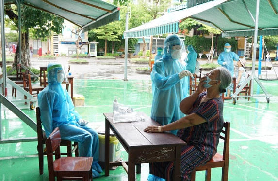 Nhân viên y tế lấy mẫu xét nghiệm cho người dân (sáng 31/7) ở khu vực gần 3 bệnh viện tại Đà Nẵng bị phong tỏa Ảnh: Anh Phiệt.