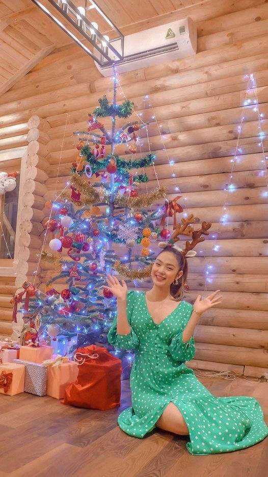 Cô tuần lộc Minh Hằng dịu dàng đón Giáng sinh một mình.  