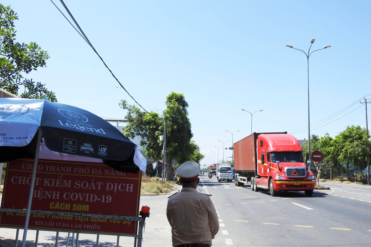 Trạm kiểm soát phòng, chống dịch trên QL 1A, cửa ngõ phía Nam Đà Nẵng. Ảnh Thanh Tùng.