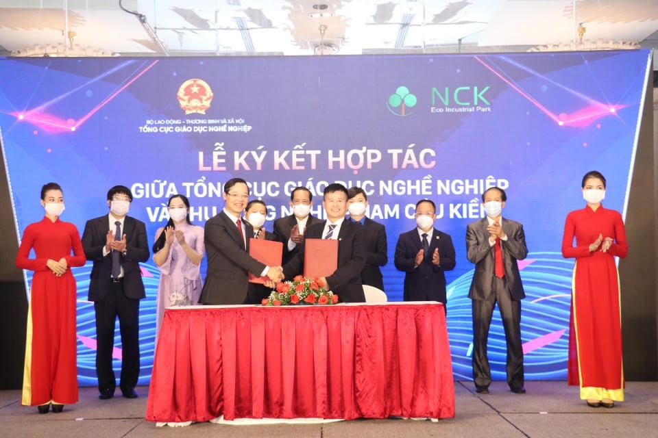 Lễ ký kết hợp tác giữa Tổng cục Giáo dục nghề nghiệp với các doanh nghiệp trong khuôn khổ Vòng chung kết Startup Kite 2021.
