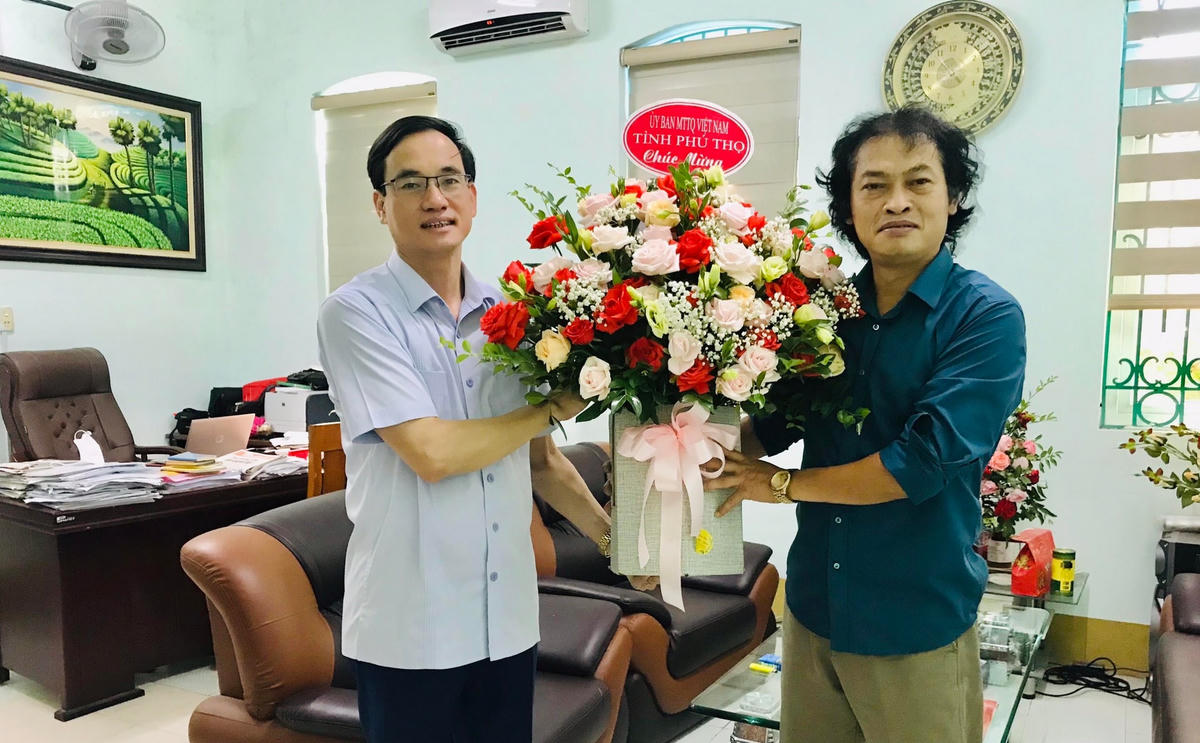 Nhà báo Tùng Duy, thường trú Tây Bắc đón nhận hoa chúc mừng nhân dịp Ngày báo chí Cách mạng Việt Nam của lãnh đạo Ủy ban MTTQ Việt Nam tỉnh Phú Thọ.