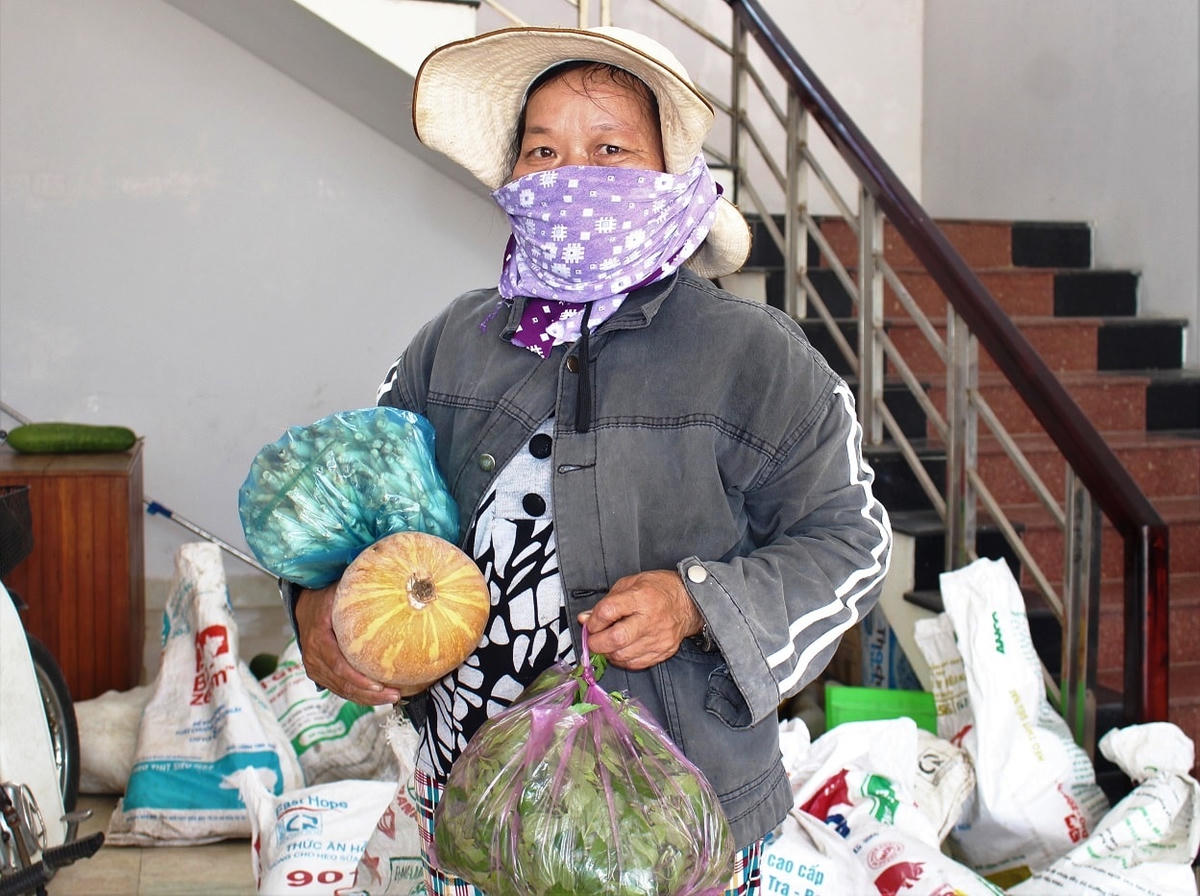 Bà Liên đem lương thực phẩm đến ủng hộ bà con TP HCM.