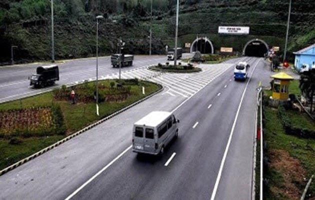 Các phương tiện lưu thông qua hầm đường bộ Hải Vân.