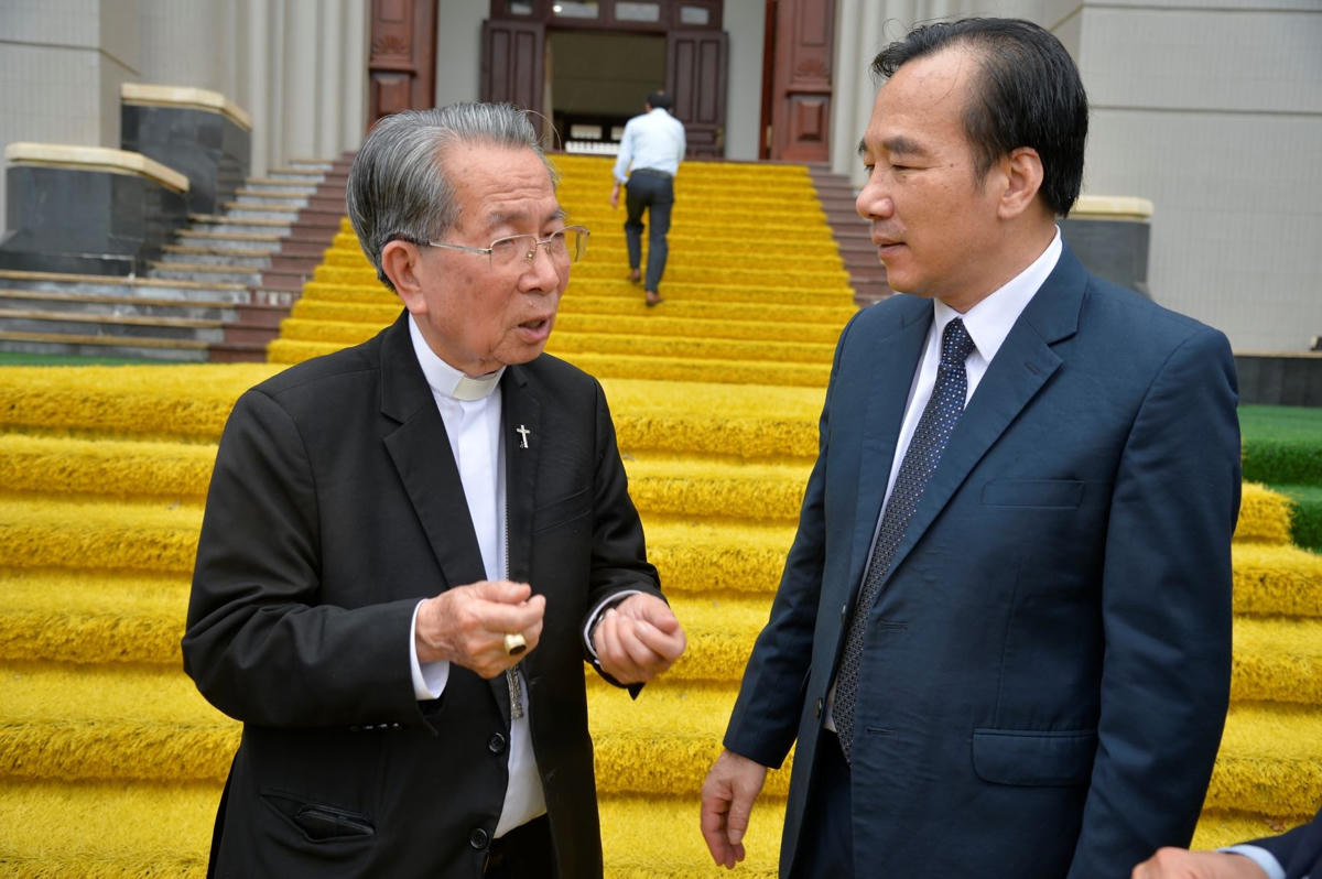 Lãnh đạo UBTƯ MTTQ Việt Nam và Giám mục Giáo phận Thái Bình trao đổi, chia sẻ những mong muốn trong xây dựng, phát huy sức mạnh khối đại đoàn kết dân tộc, đoàn kết tôn giáo. 