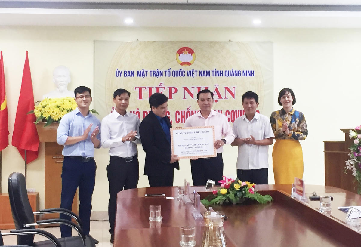 Đại diện Công ty TNHH thiết bị B.D.E ủng hộ 500 mẫu xét nghiệm Covid-19.