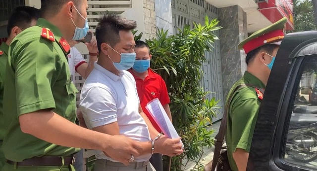 Ông Đỗ Sơn Tùng bị bắt giữ cùng các tài liệu tang vật vào trưa 27/8. (Ảnh: Khoa Nam).