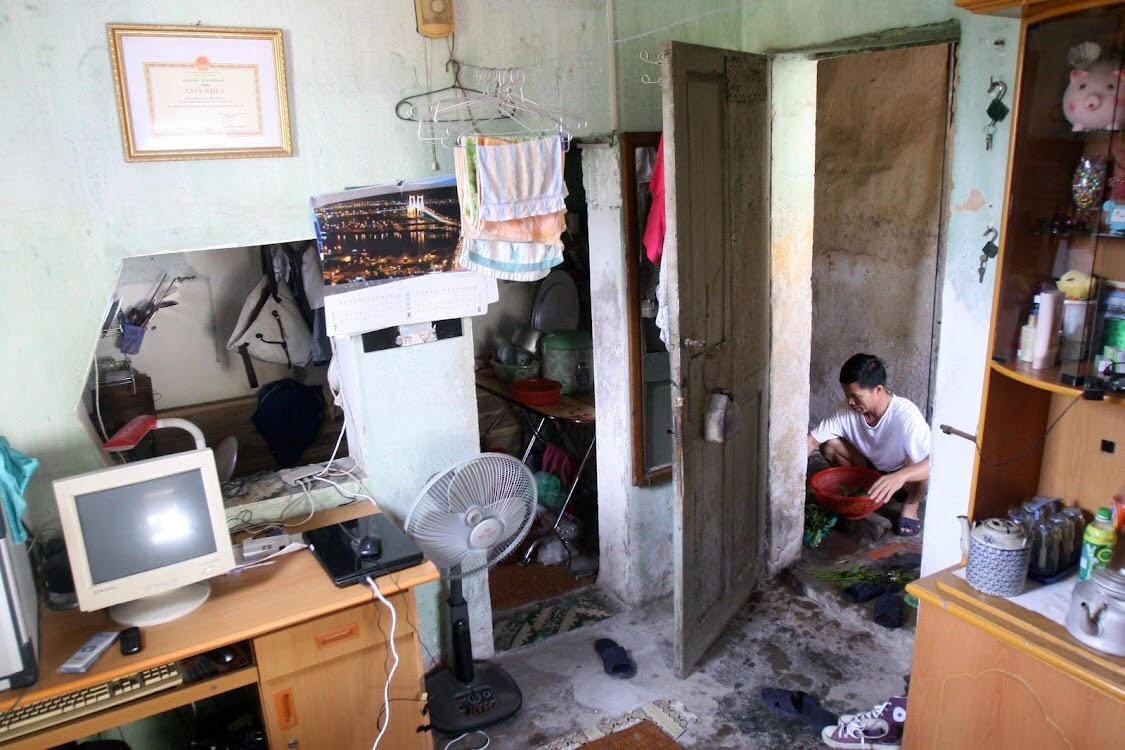 Hộ dân sống trong khu tập thể Thành Công chịu cảnh ẩm thấp, nhếch nhác. Ảnh: Phạm Quang Vinh.