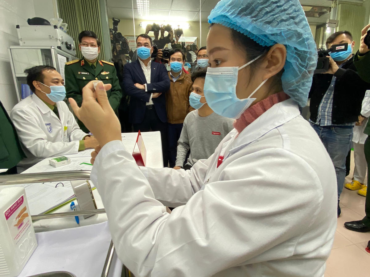 Chuẩn bị tiêm vaccine ngừa Covid-19 do Việt Nam điều chế cho người tình nguyện, ngày 17/12/2020.
