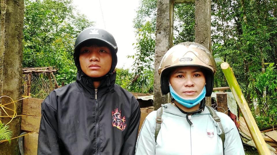 Em Hải (áo đen) hướng về ngôi làng bị vùi lấp.