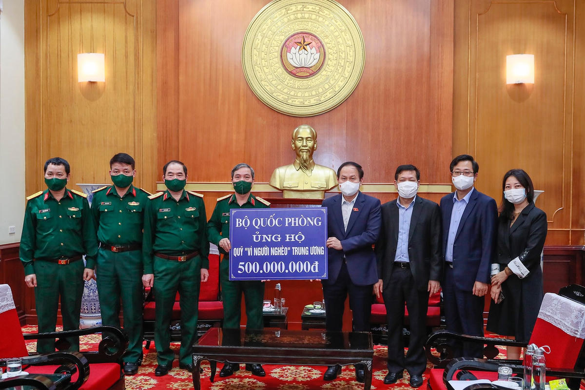 Phó Chủ tịch – Tổng Thư ký Lê Tiến Châu tiếp nhận ủng hộ từ Bộ Quốc phòng. Ảnh: Quang Vinh.