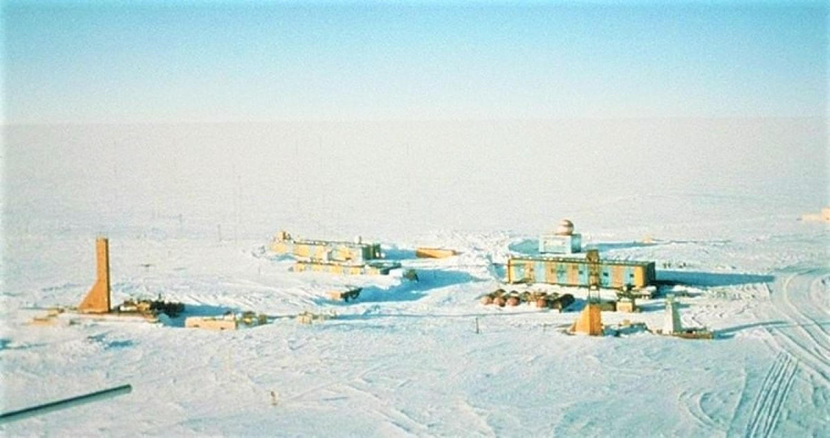 Nhiệt độ thấp nhất: Trạm Vostok được thành lập ngày 16/12/1957 bởi Đoàn thám hiểm Nam Cực thứ 2 của Liên Xô. Trước khi Vostok trở thành nơi có nhiệt độ thấp nhất được ghi nhận, một số kỷ lục nhiệt độ thấp đã được thống kê. Năm 1957, tại Trạm Nam Cực Amundsen-Scott nhiệt độ đo được âm 73,6 °C và năm 1960 là âm 88,3 °C. Kỷ lục nhiệt độ thấp nhất là âm 89,2 °C được ghi lại tại Trạm Vostok ở Nam Cực ngày 21/7/1983.