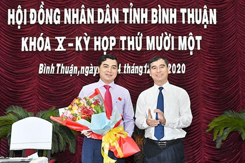 Ông Dương Văn An, Bí thư tỉnh ủy Bình Thuận, tặng hoa chúc mừng tân Chủ tịch HĐND tỉnh Nguyễn Hoài Anh.