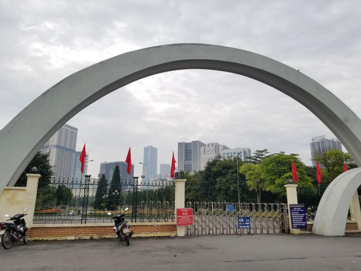 Công viên Cầu Giấy cũng đóng cửa vào sáng nay.